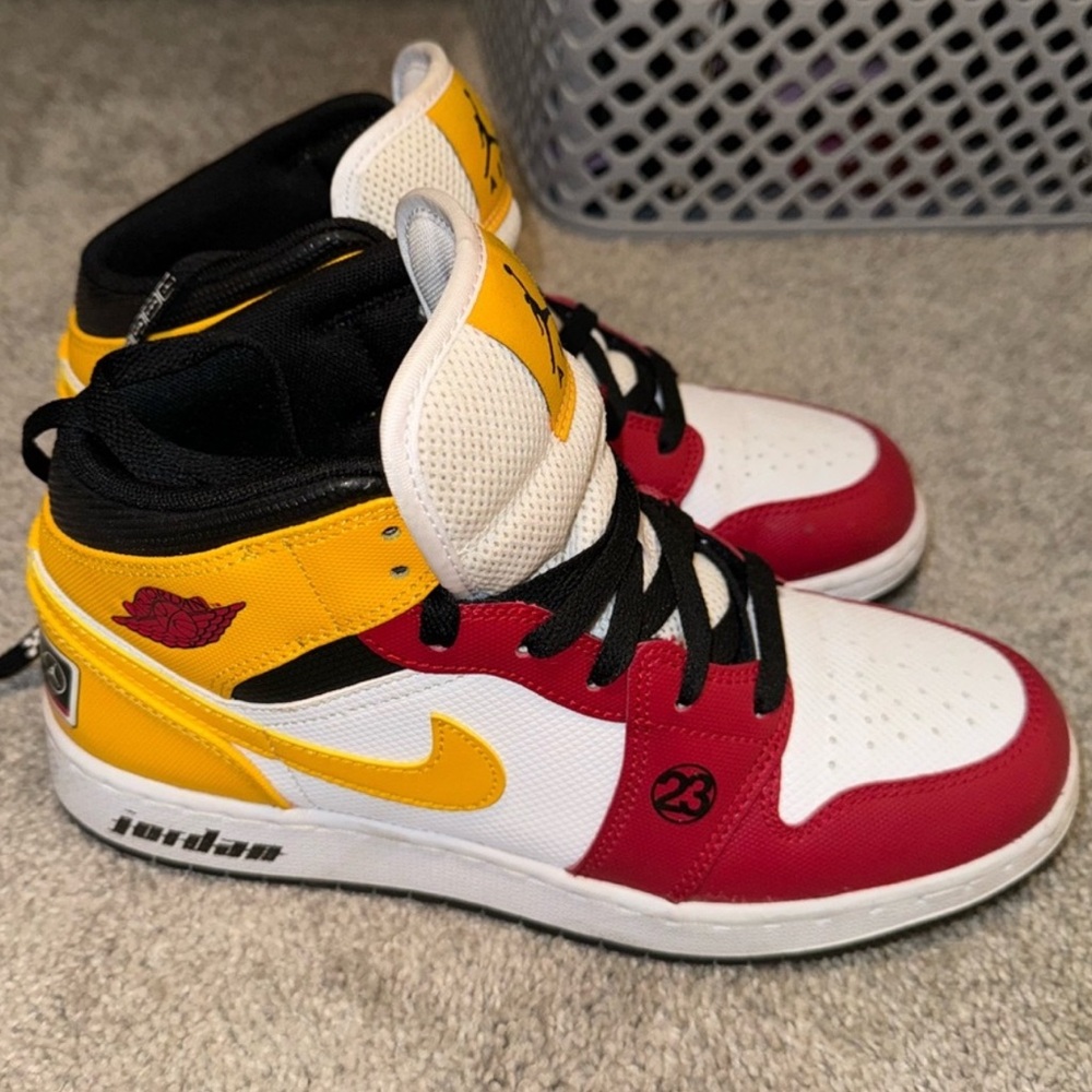 - Air Jordan 1 Mid SE GS 'Motorsport'